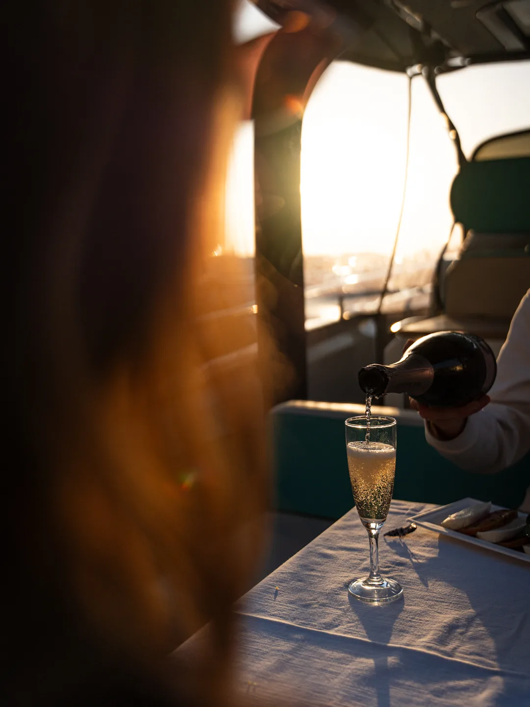 Aperitivo al tramonto sulla terrazza del porto