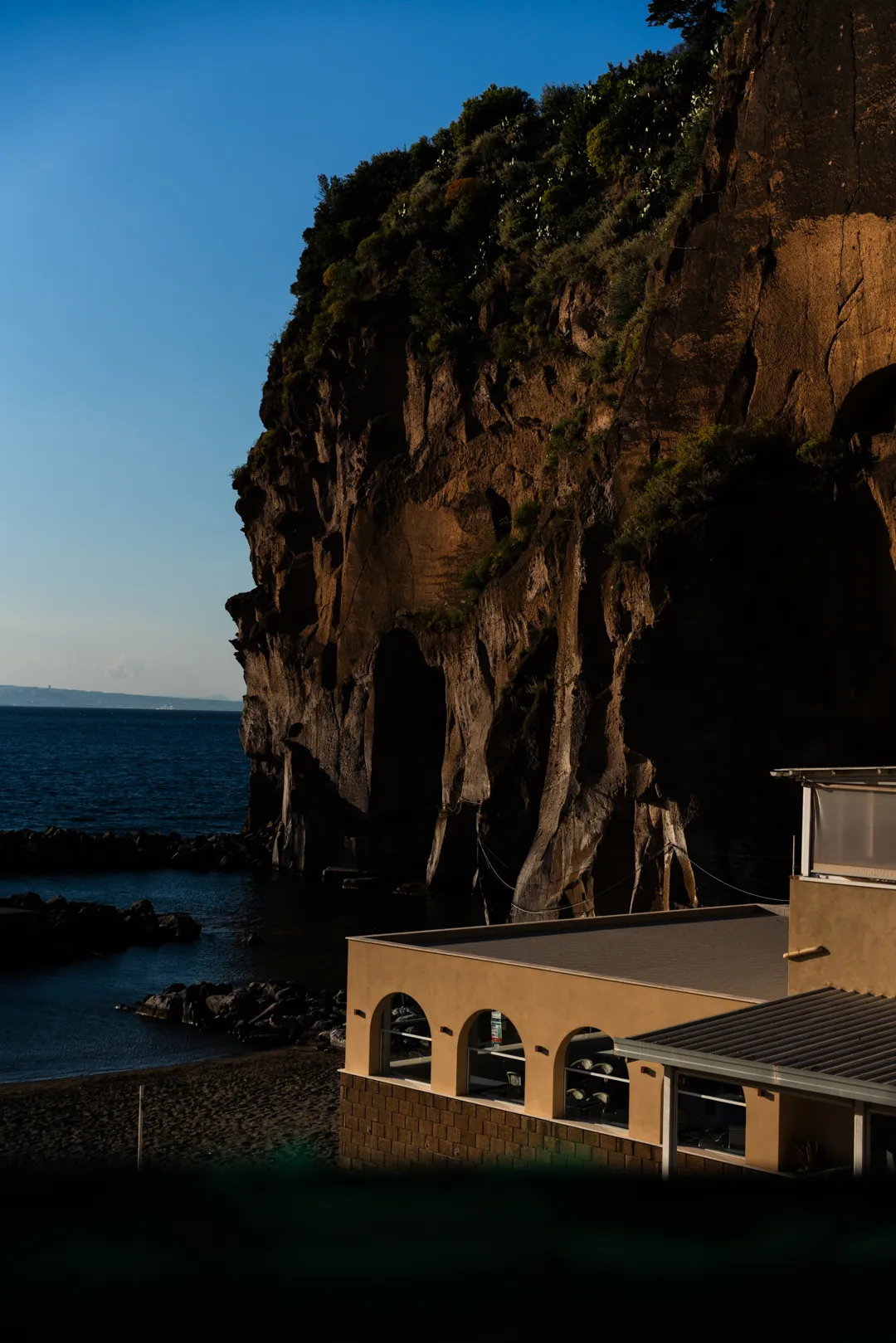 Il porto e il ristorante Acquapazza a Piano di Sorrento